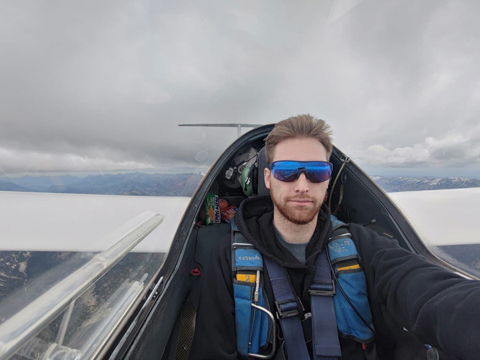 Remy Hirt in grosser Höhe im Cockpit seines Segelflugzeugs über den Alpen