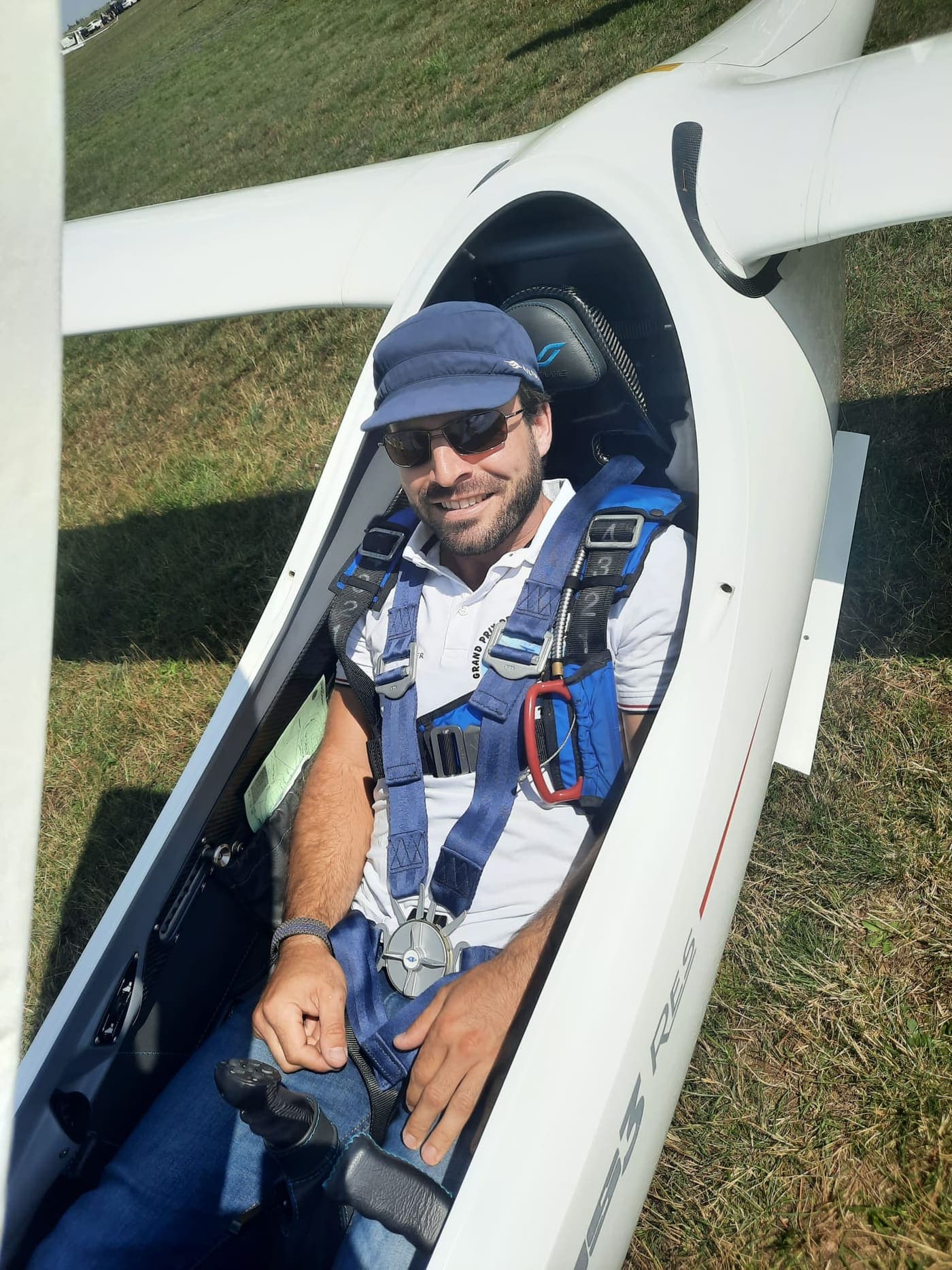 Yves Gerster im Cockpit seines Segelflugzeugs am Boden, angegurtet