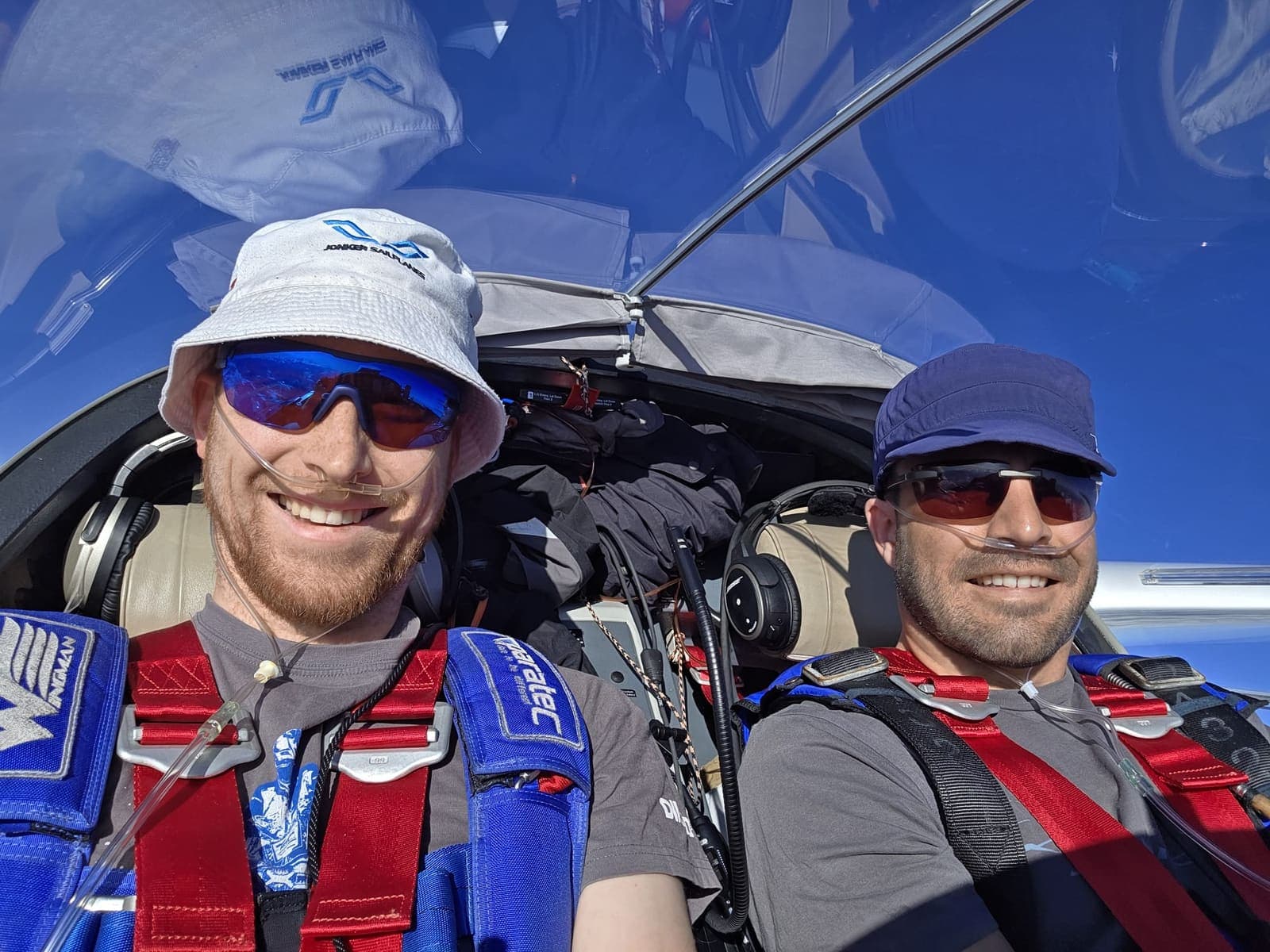 Zwei Freunde strahlen im Cockpit der Stemme S10 unter klarem blauem Himmel