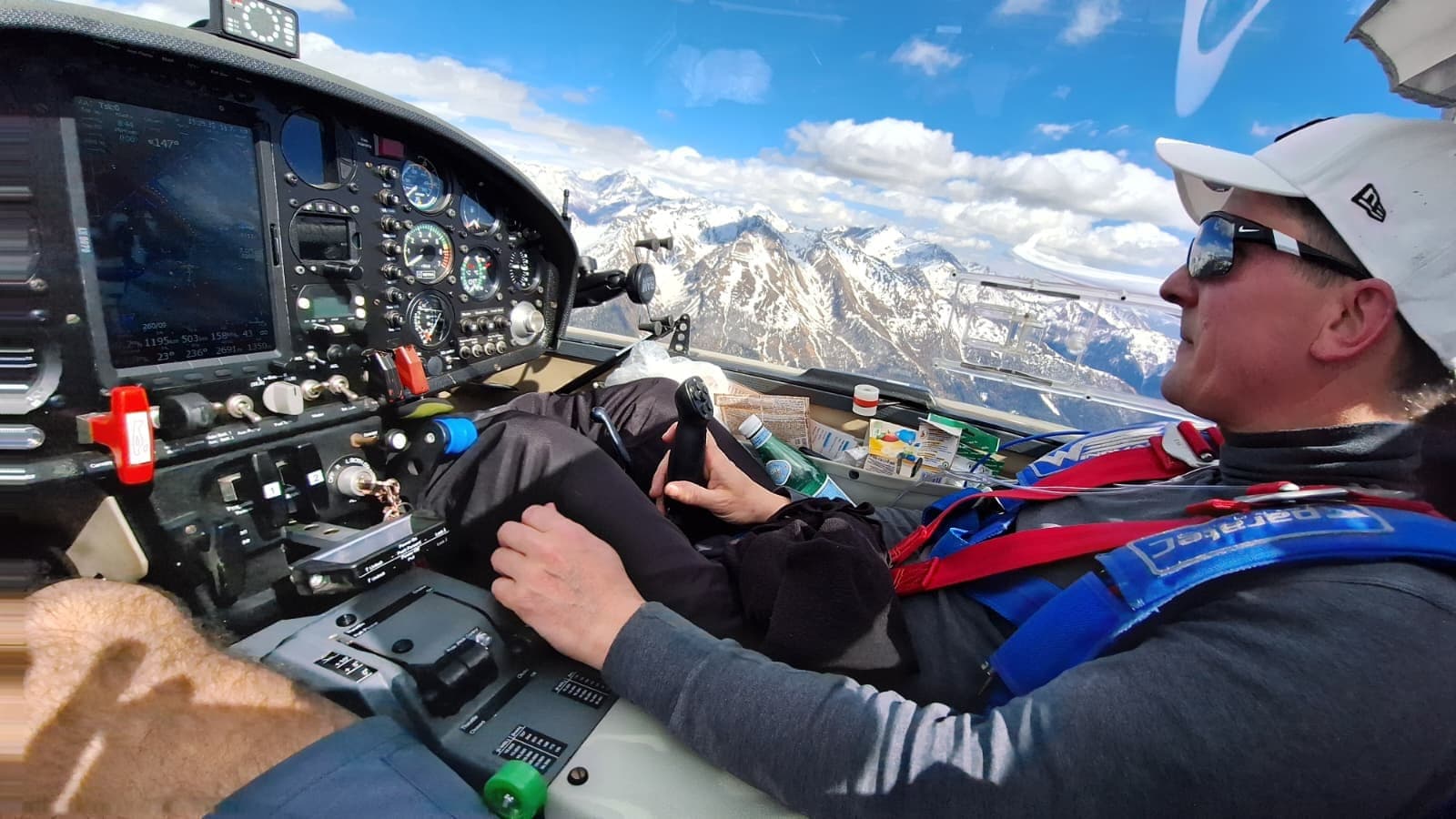 Ein Passagier am Steuer der Stemme S10 mit verschneiten Gipfeln voraus