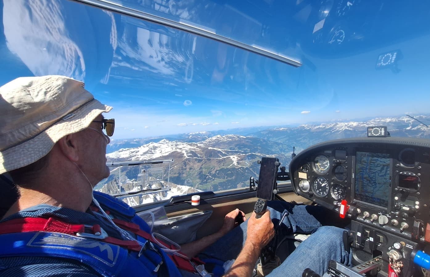 Ein Passagier geniesst das weite Panorama der verschneiten Alpen aus der Stemme S10
