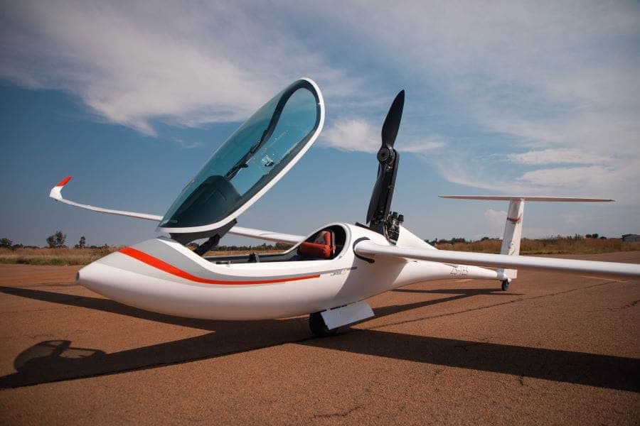Ein JS2 Revenant Eigenstarter-Segelflugzeug im Flug
