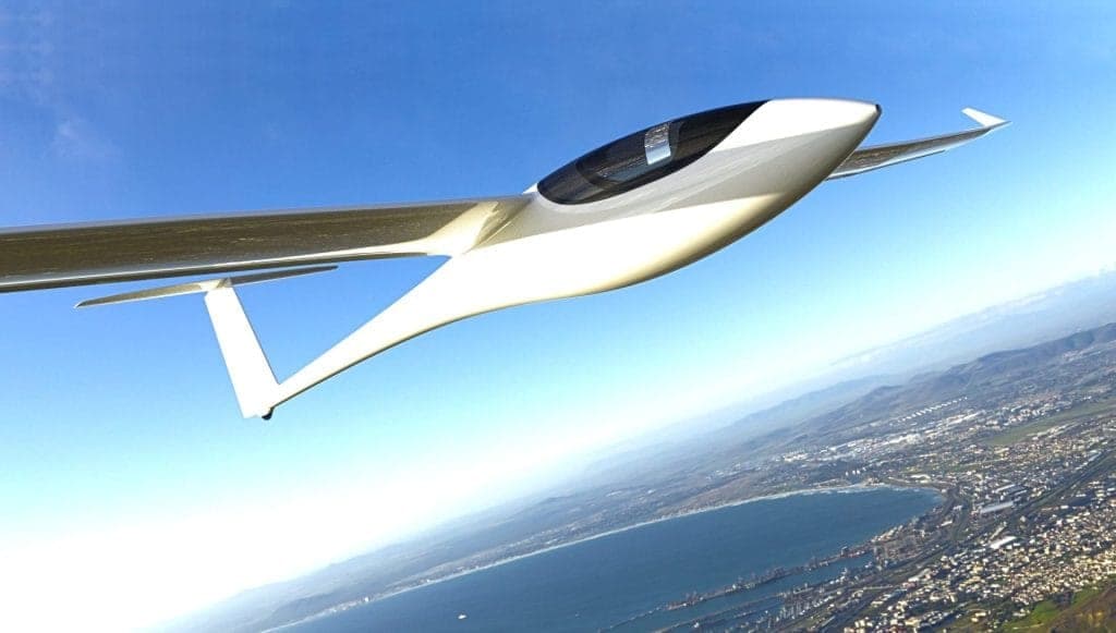Ein JS4 Rengeti Segelflugzeug im Kurvenflug über der Küste
