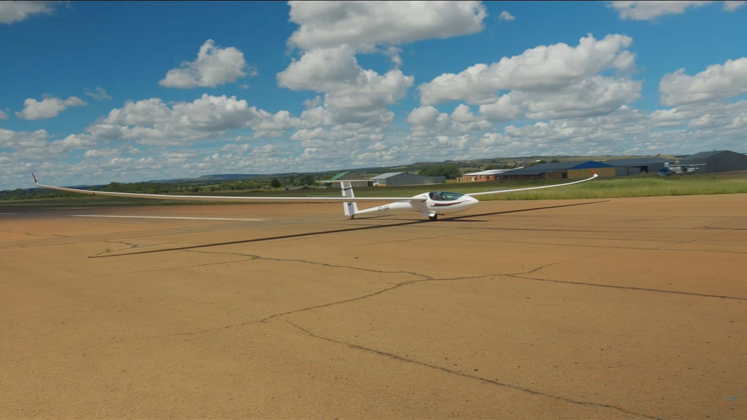 Ein JS5 Rey Segelflugzeug startbereit auf dem Vorfeld