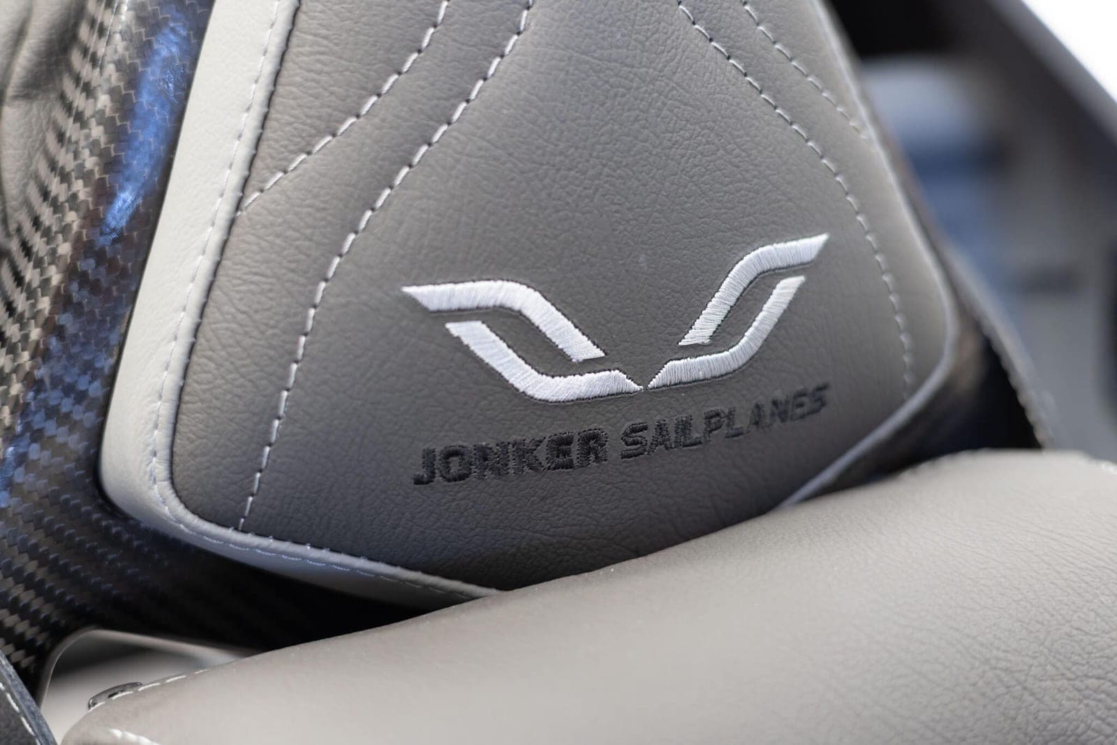 JS5 Rey Leder-Kopfstütze mit gesticktem Jonker-Sailplanes-Logo
