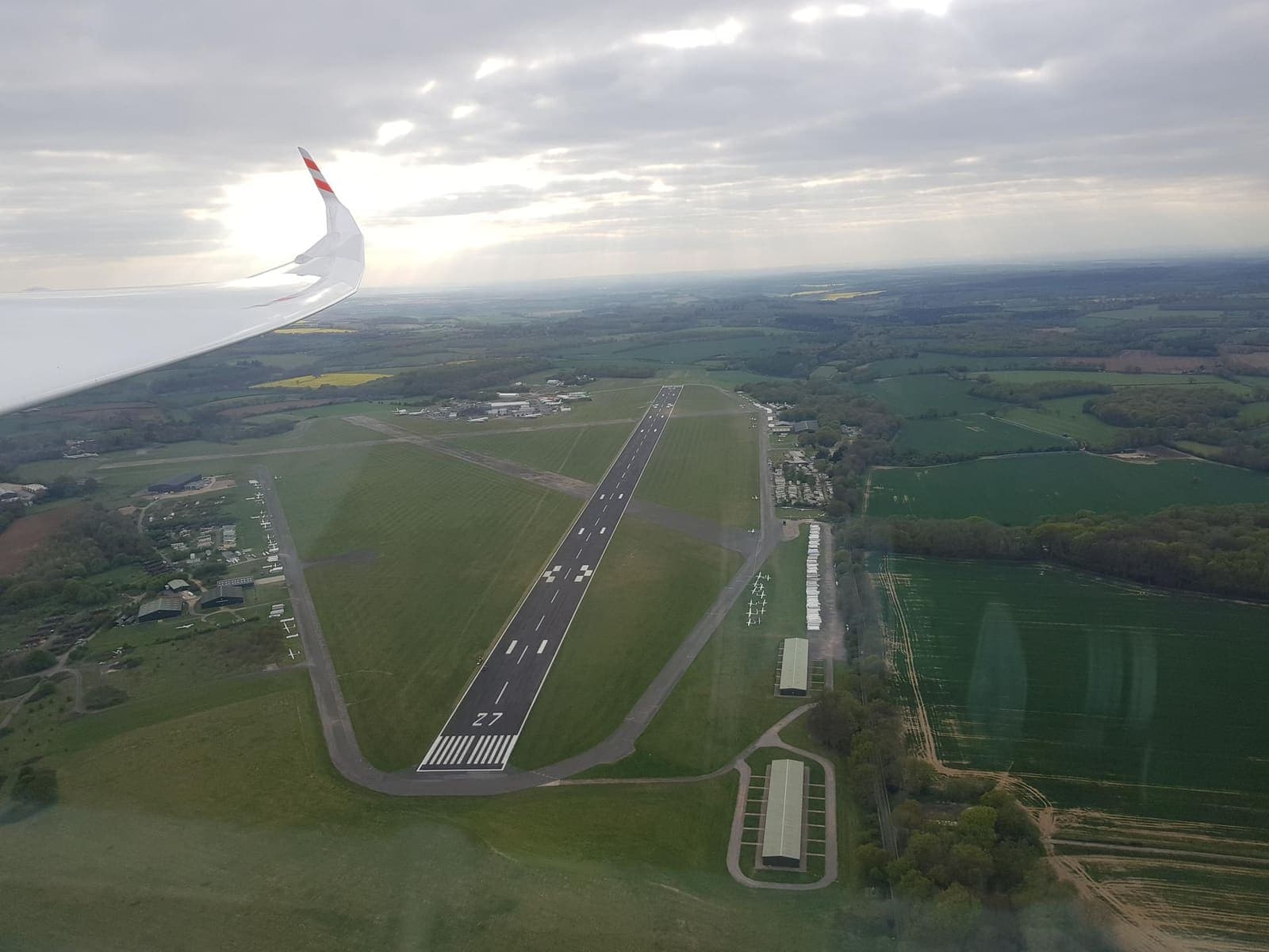 Endanflug auf das Flugfeld Lasham mit der langen Piste voraus