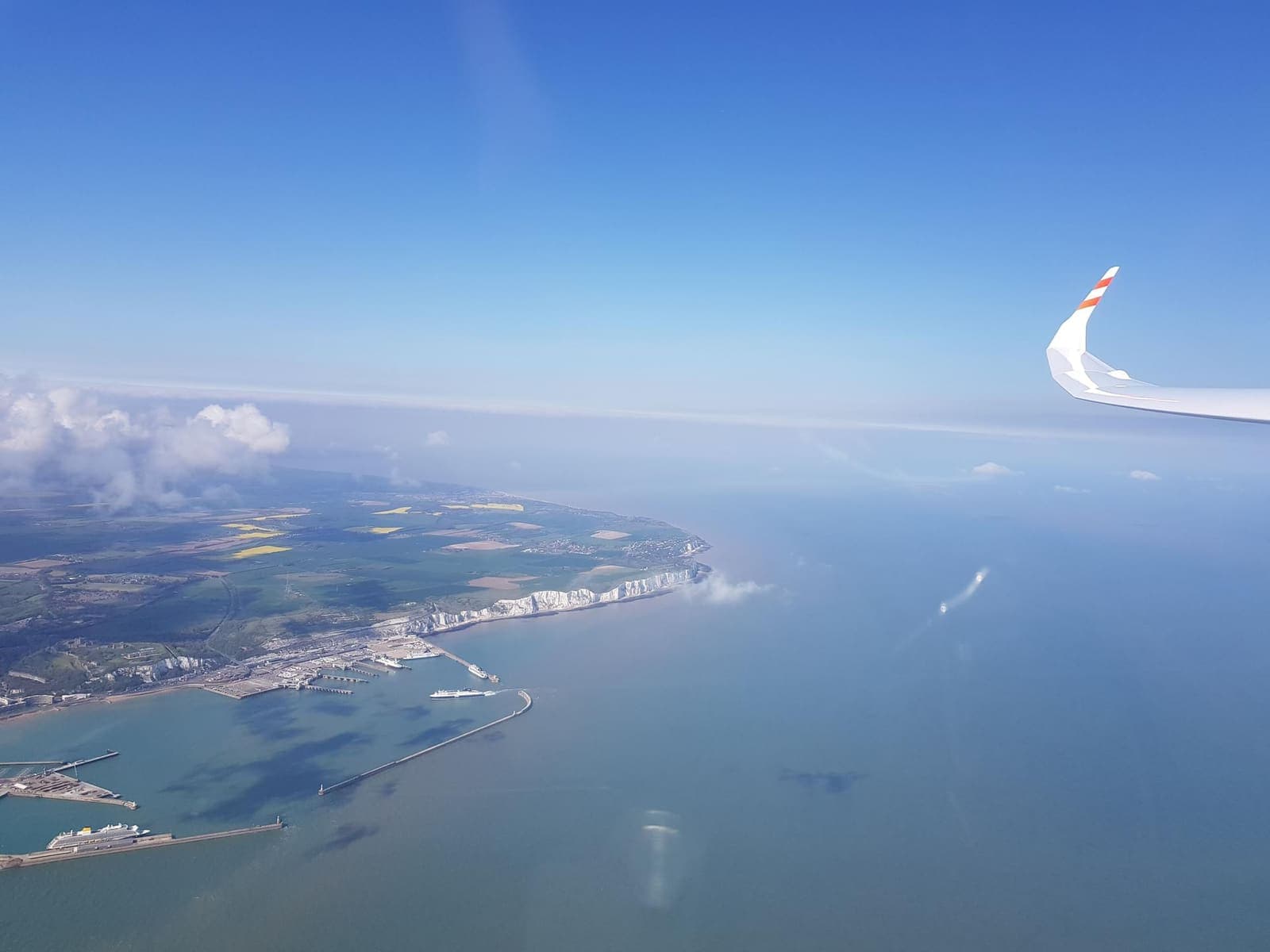 Die französische Küste bei Calais mit dem Ärmelkanal und England voraus