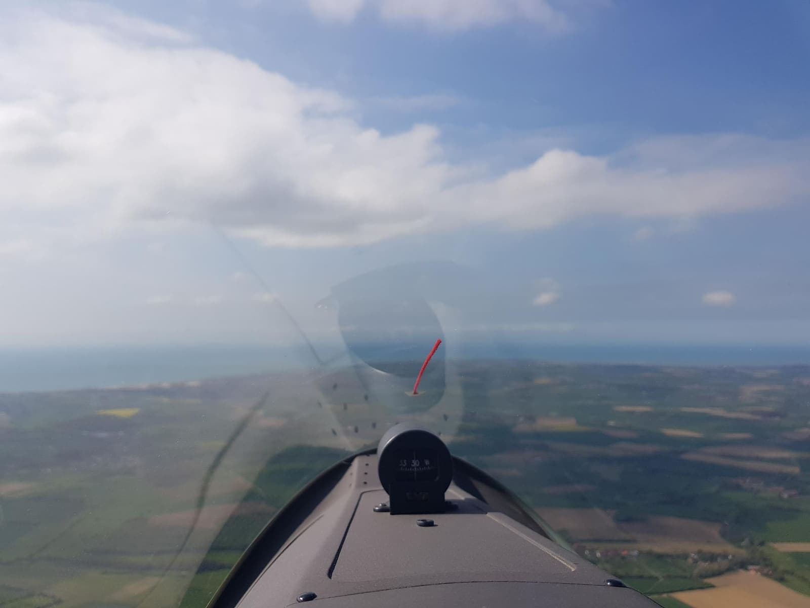 Grüne englische Landschaft unter dem Segelflugzeug nach der Kanalquerung